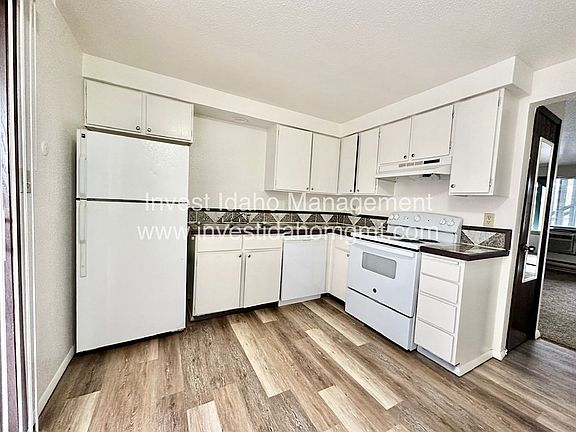 3rd image of 1097 W Melrose St APT 121