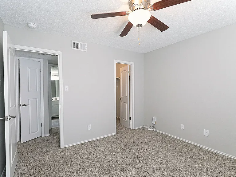 City Crest Apartments — Photo 69
