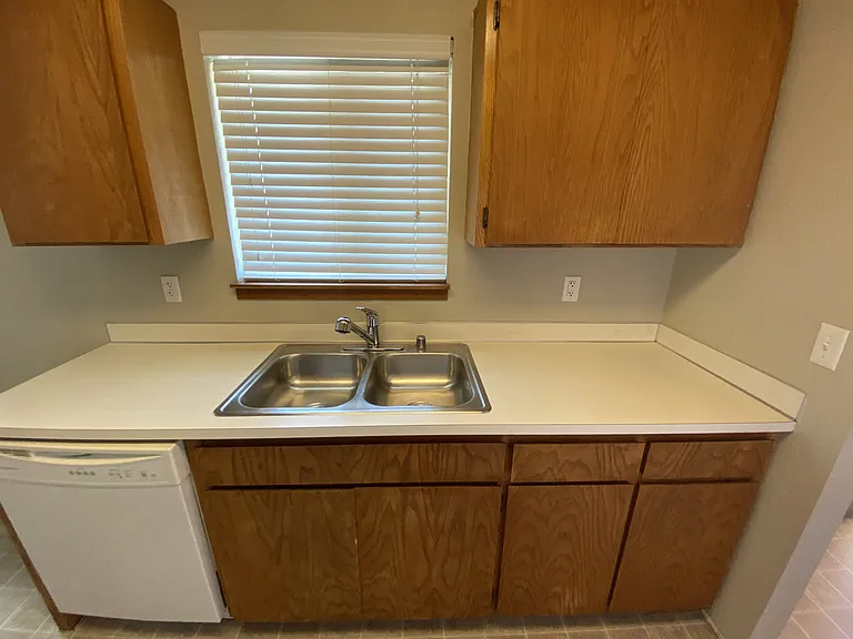 ALLEN CREEK APARTMENTS — Photo 5