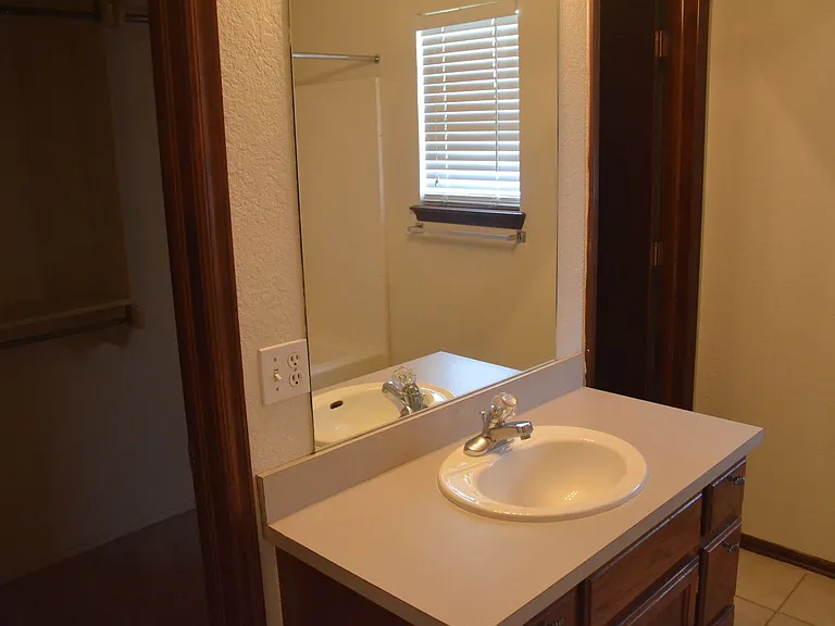 1905 Cloverdale Ln — Photo 8