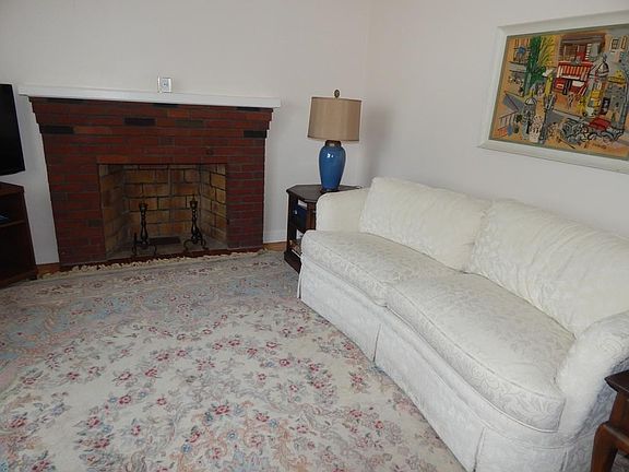 4th image of 51 Bowes Ave