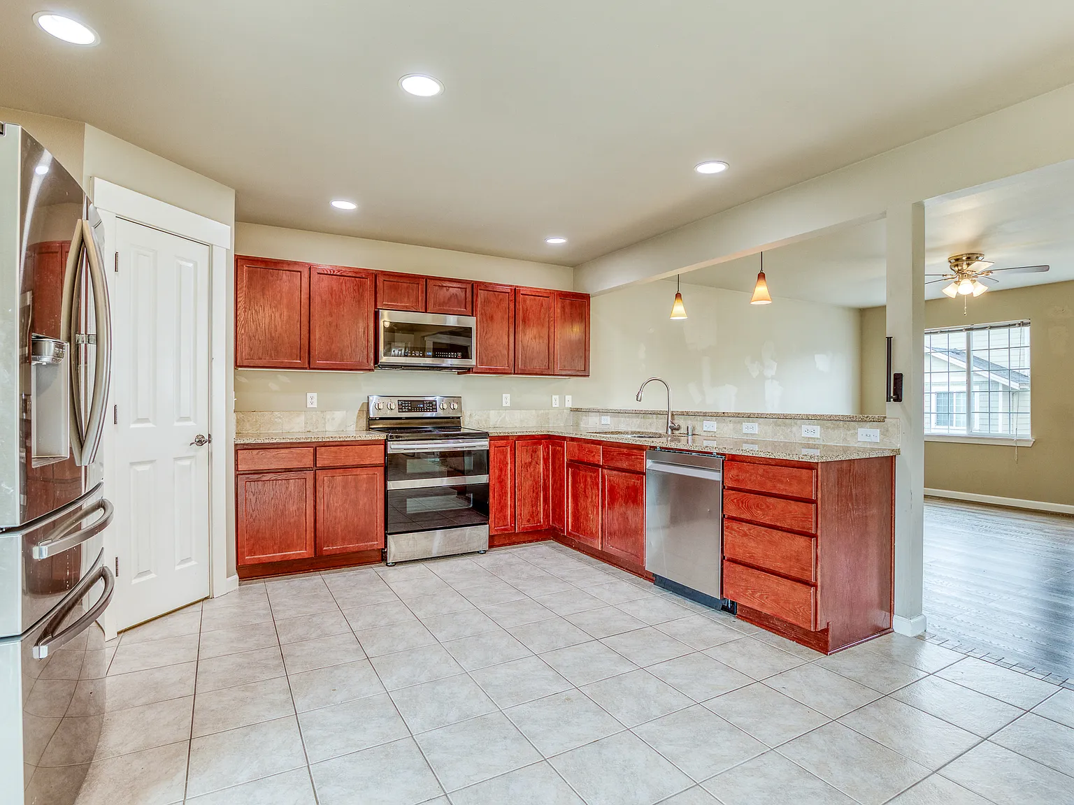 3 bed, 2.5 bath, 1986 sqft, $3,150 — Photo 2