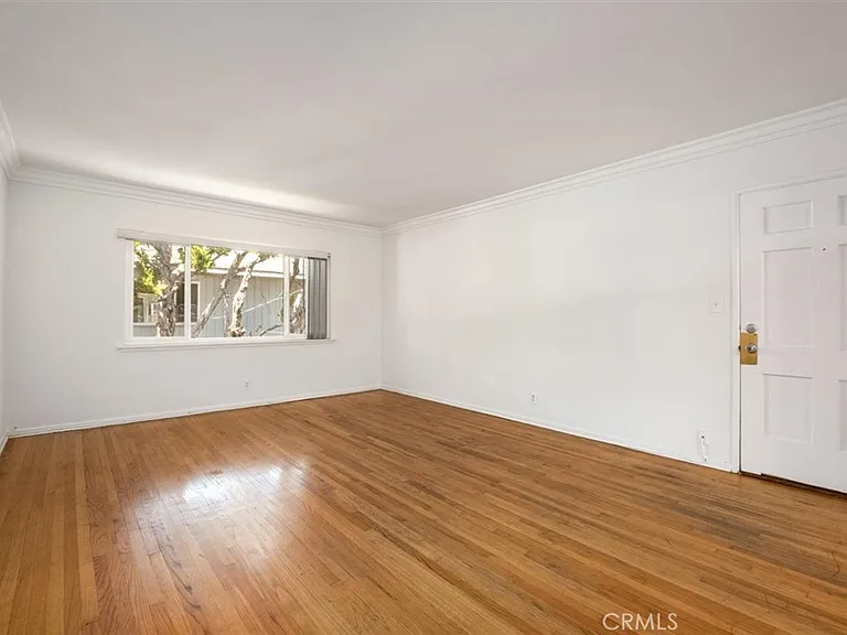 5851 Woodman Ave — Photo 4