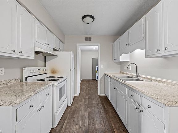 5th image of 2240 Sunderland Rd APT 55N