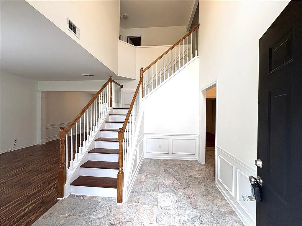 4 bed, 2.5 bath, 2498 sqft, $2,900 — Photo 2