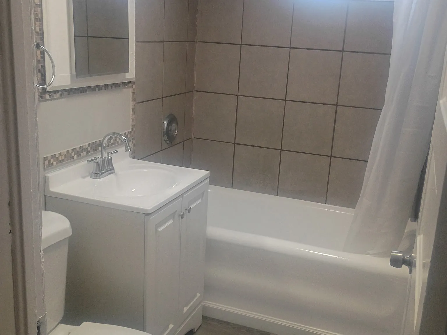 3 bed, 900 sqft, $1,150 — Photo 3