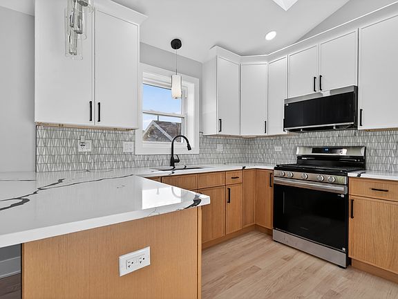 5th image of 5733 W 83rd Pl