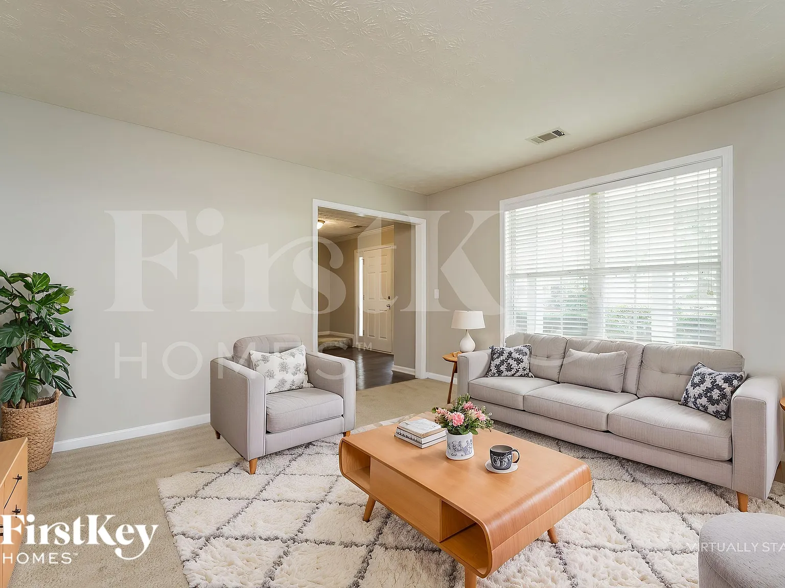 4 bed, 2.5 bath, 2360 sqft, $2,185 — Photo 4