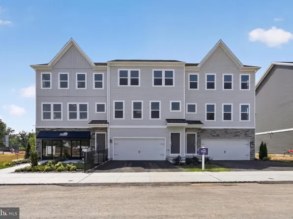 51 Chaucer Ct, Levittown, PA 19057