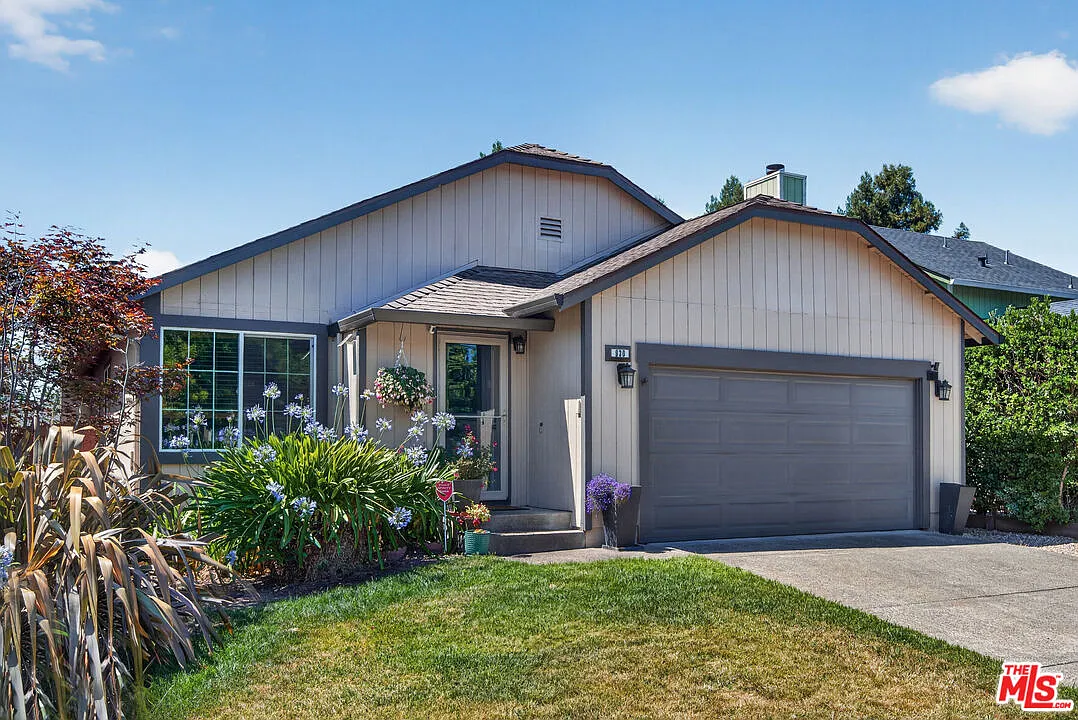 930 Bartlett Pl - Photo 2