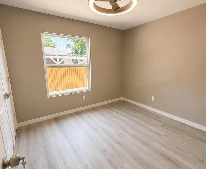 504 E Mason St — Photo 8