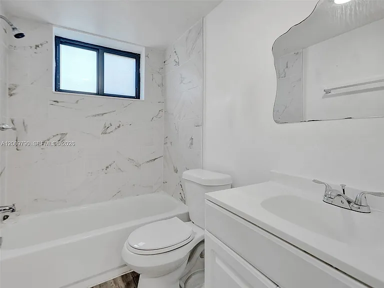 114 SE 8th St #203 — Photo 23