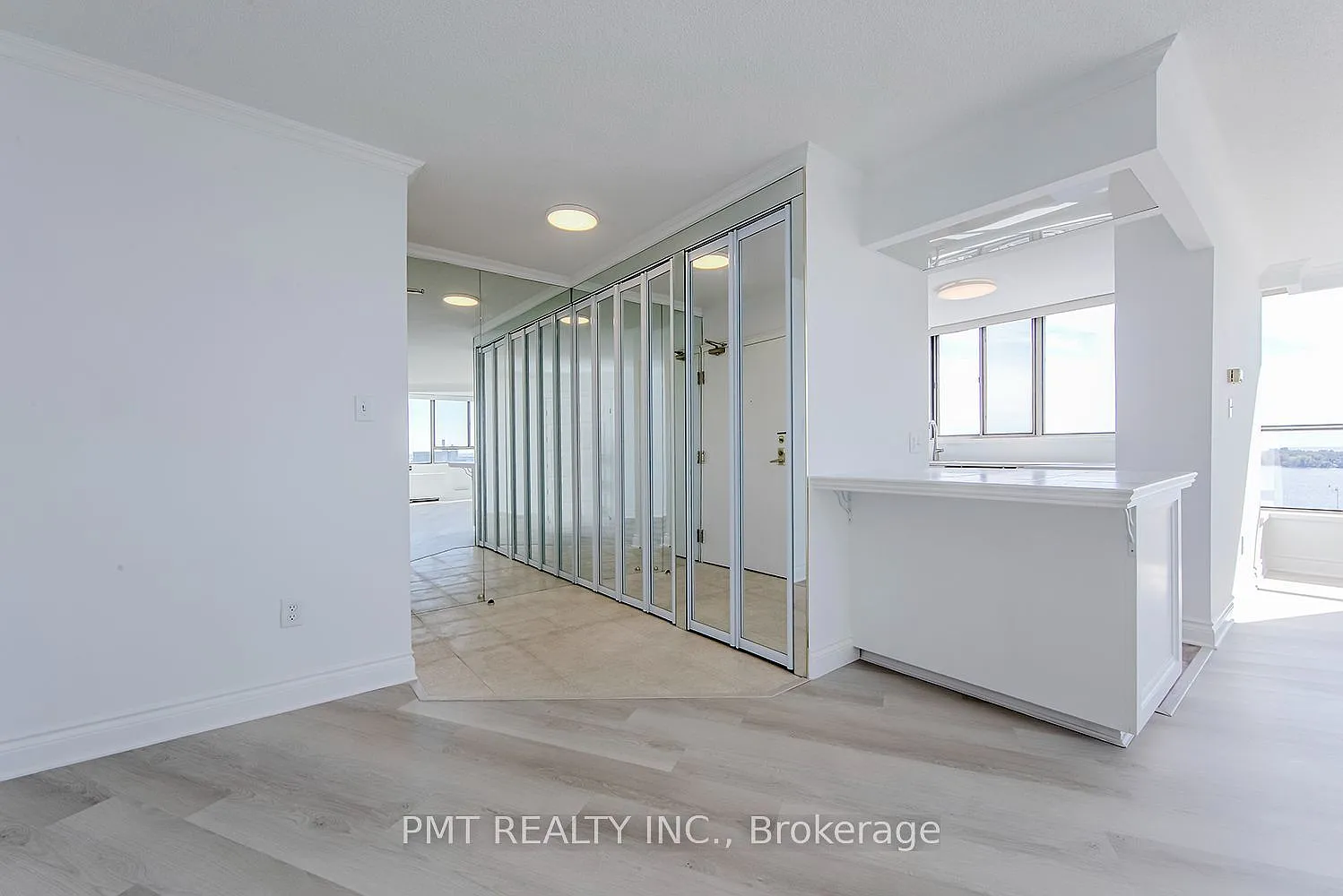 270 Queens Quay W — Photo 3
