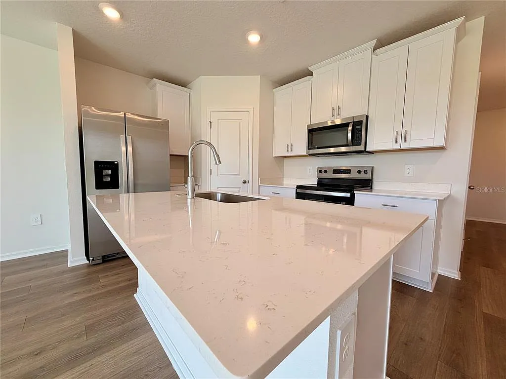 3 bed, 2.5 bath, 1566 sqft, $2,100 — Photo 2