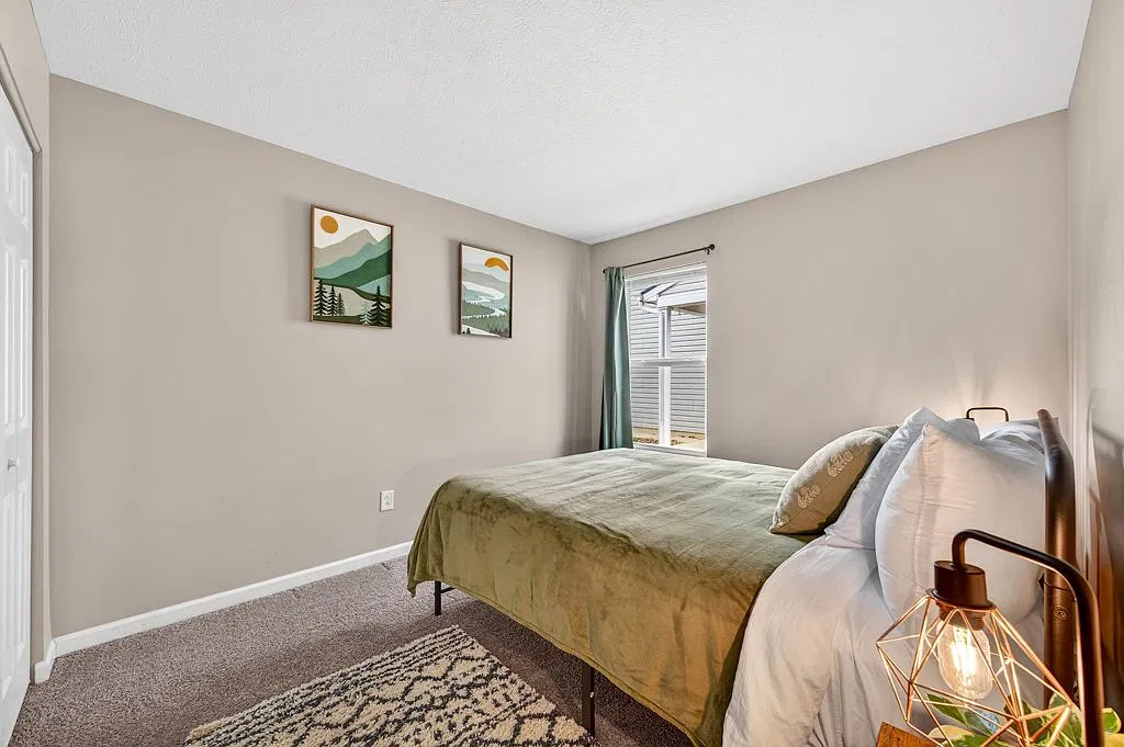 Shadow Creek Retreat: Furnished 3-Bedroom Minutes from Cummins and Columbus Regional Health — Photo 4