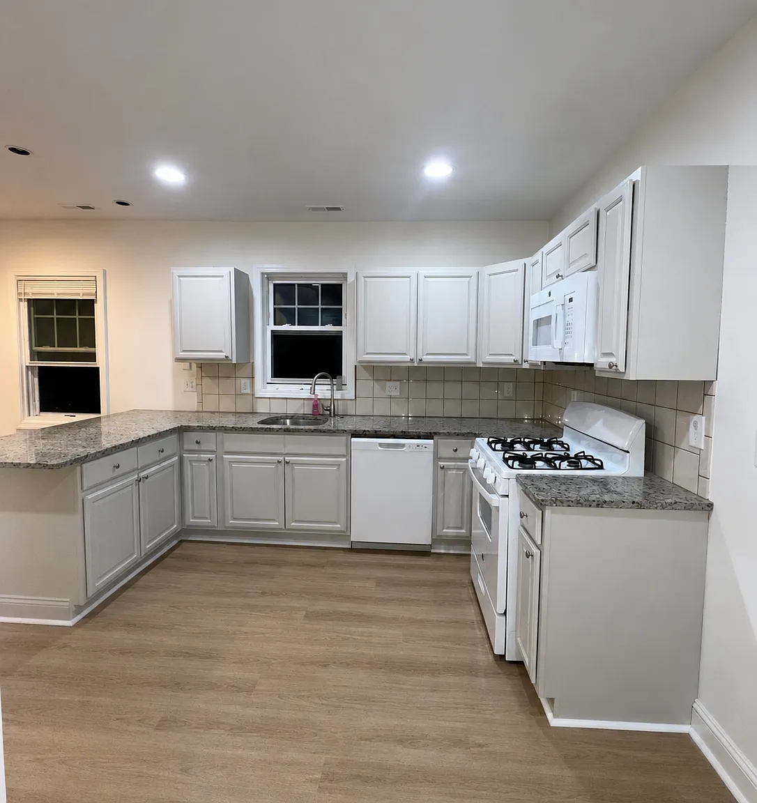3 bed, 960 sqft, $2,100 — Photo 2