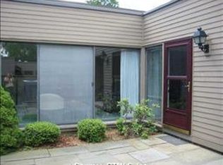 82 Charlton Hill Rd, Hamden, CT 06518