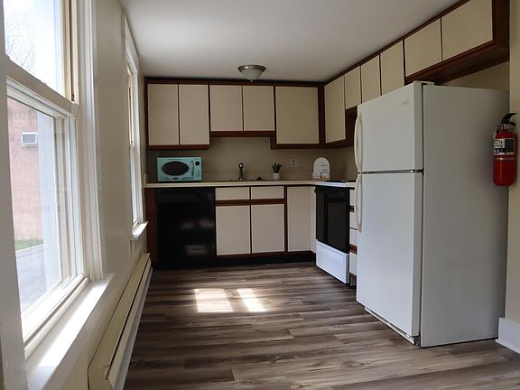 4th image of 584 Bridge St APT B