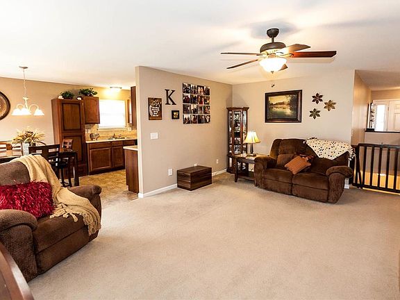 Open floor plan... great for family get-togethers.