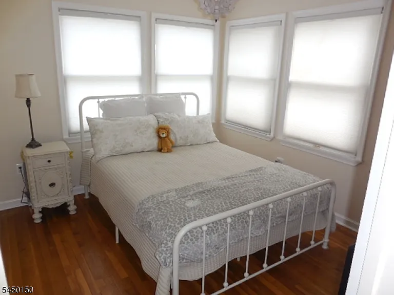 65 Fernwood Cres — Photo 5
