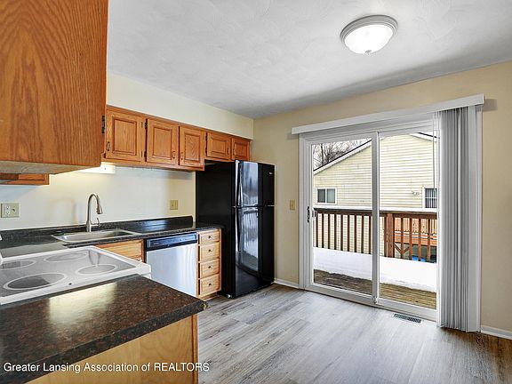5th image of 3010 Stoneleigh Dr