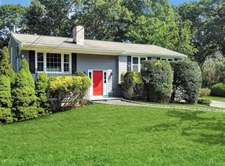 10 Wakefield Rd, Hampton Bays, NY 11946