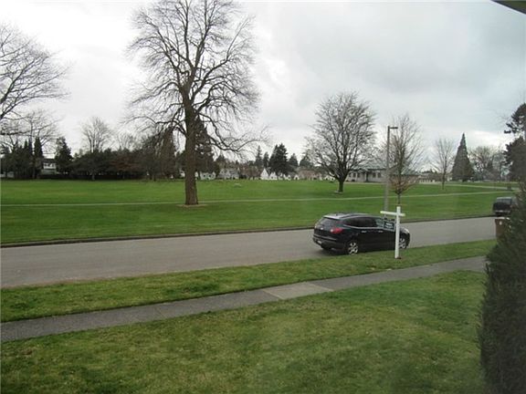 4th image of 225 Auburn Way N