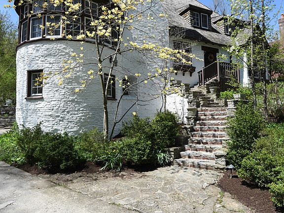 2nd image of 1515 Woodstock Dr