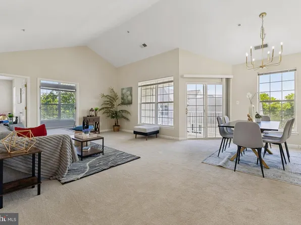 25340 Lake Mist Sq Unit 304, South Riding, VA 20152