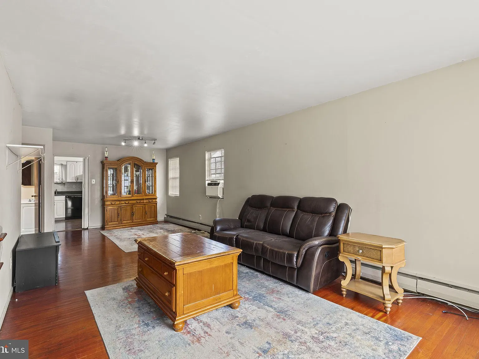 3 bed, 1.5 bath, 1360 sqft, $2,300 — Photo 3