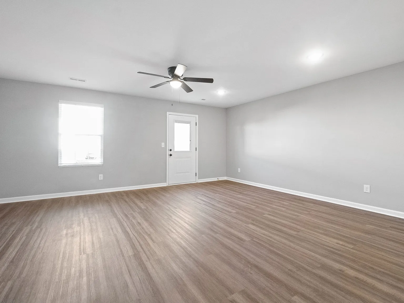 3 bed, 2.5 bath, 1450 sqft, $1,550 — Photo 3