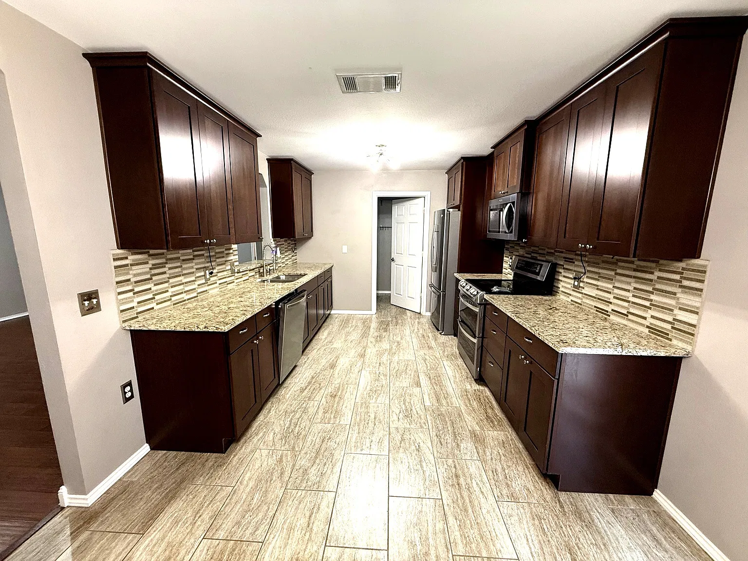 3 bed, 2.5 bath, 1856 sqft, $2,400 — Photo 4