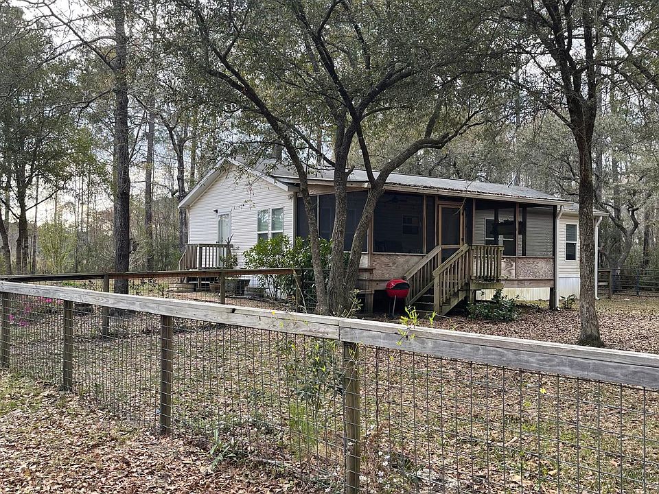 Front entryway to screened porch