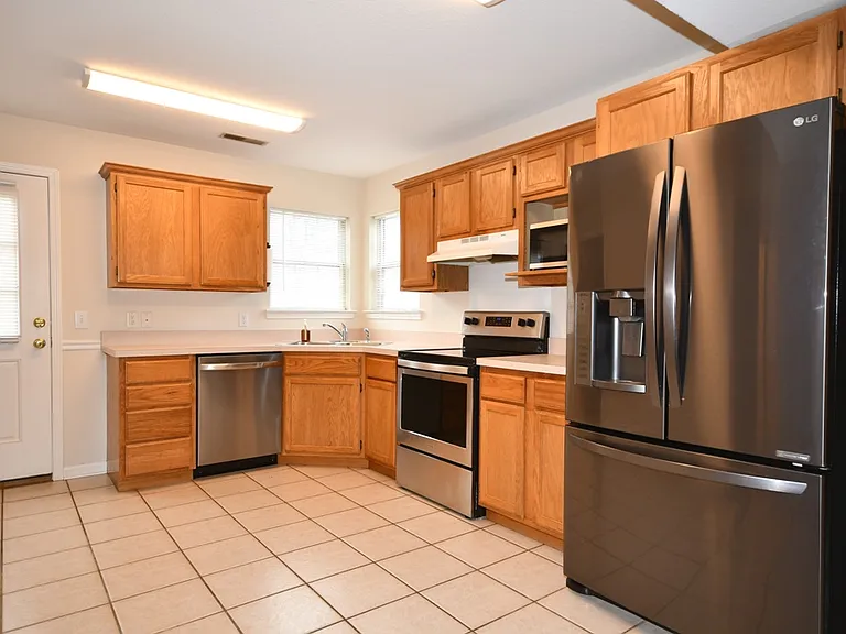 1137 Thomas Ln #B — Photo 4