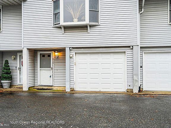 2nd image of 916 Egret Dr #103