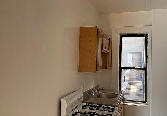2nd image of 564 E 3rd St #B2