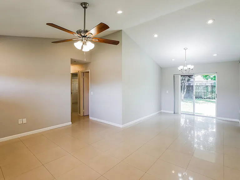 11460 NW 40th Pl — Photo 4