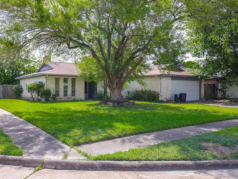11938 Paramount Ln — Photo 2