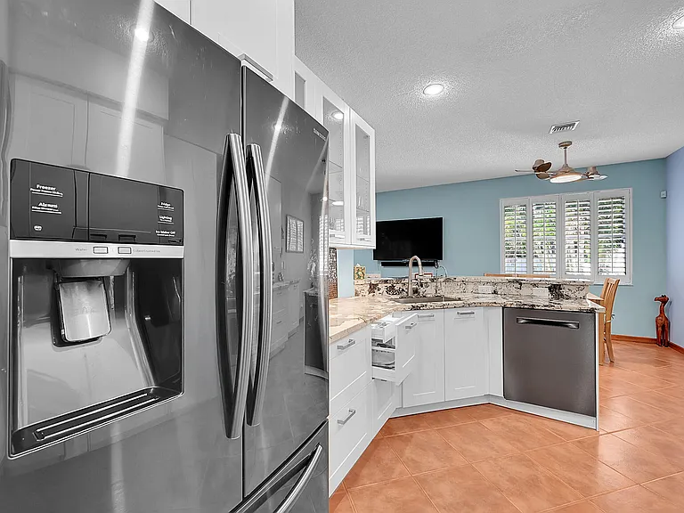2922 Port Royale Ln S — Photo 16