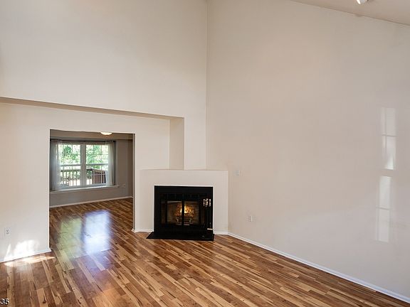 5th image of 186 Dickens Ct