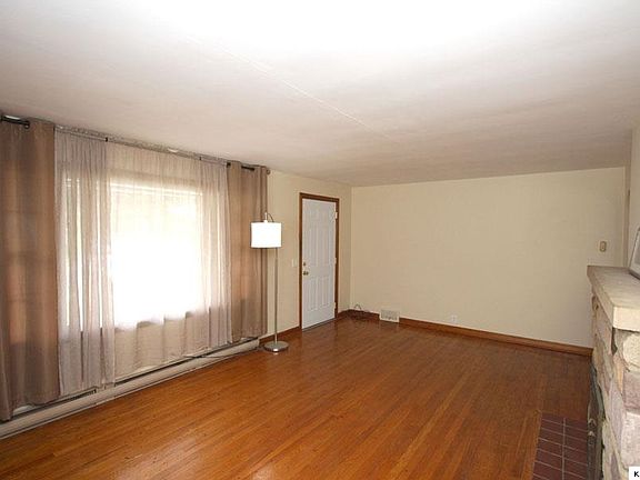4th image of 220 Delano St