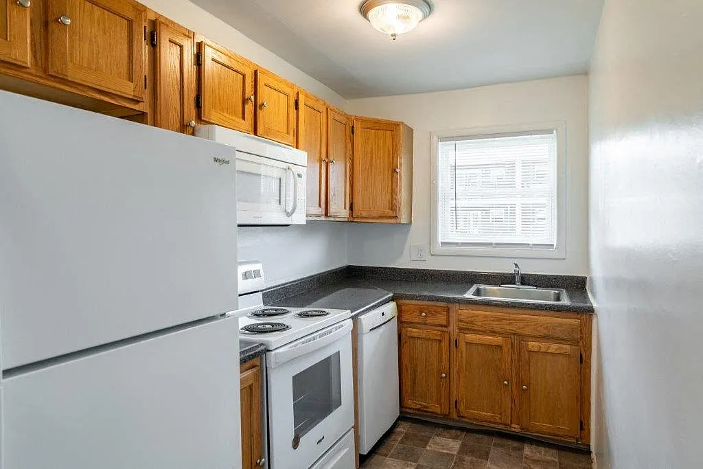 Edgewater Gardens Apartment Homes — Photo 1