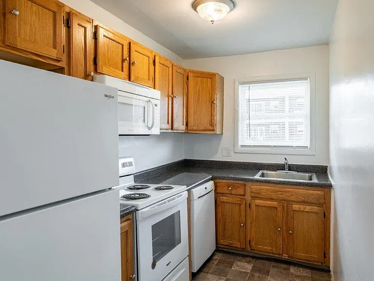 Edgewater Gardens Apartment Homes — Photo 1