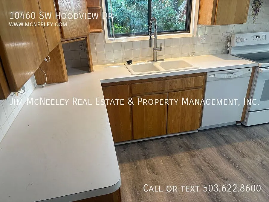 Beautiful 4 Bedroom Home Located in Tigard With A Stunning Deck — Photo 2