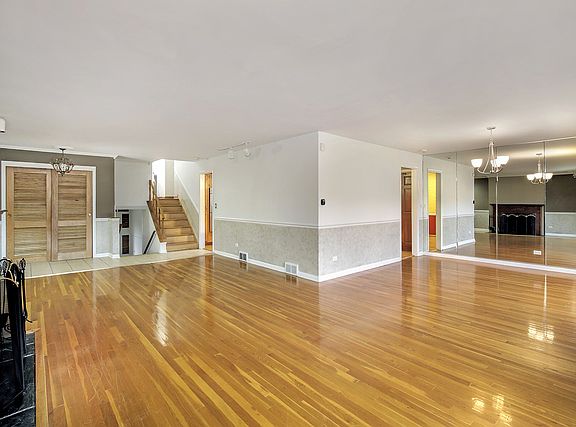 4th image of 609 Leamington Ave