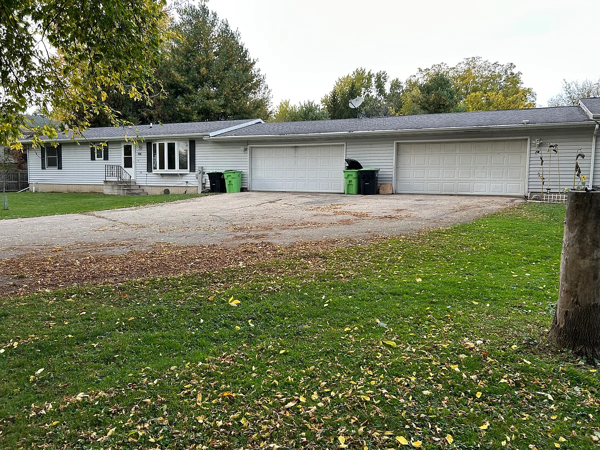 Building Photo - 108 E Davis St #108