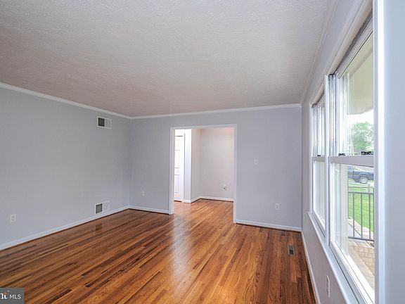 5th image of 1048 Horseshoe Dr