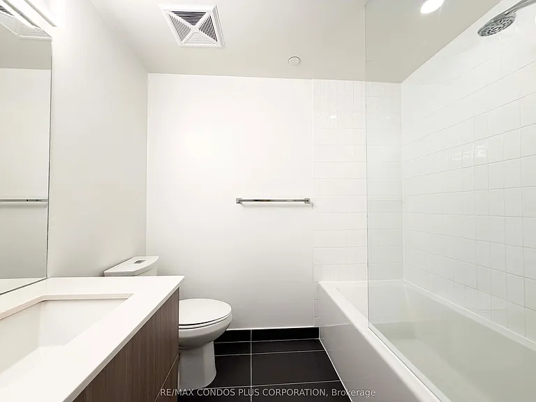 210 Simcoe St #2410 — Photo 10