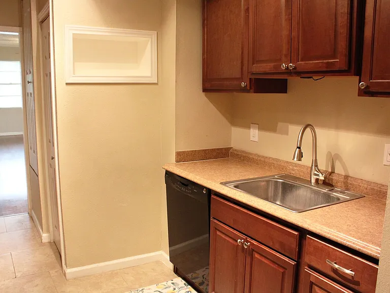 3901 N New Braunfels Ave — Photo 5