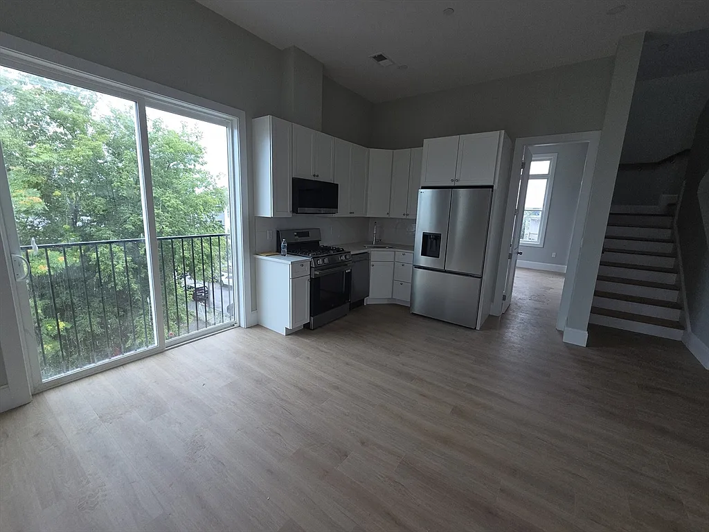 4 bed, 4.0 bath, 1600 sqft, $5,600 — Photo 2